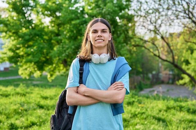 Retrato al aire libre de un estudiante confiado con mochila mirando a la cámara