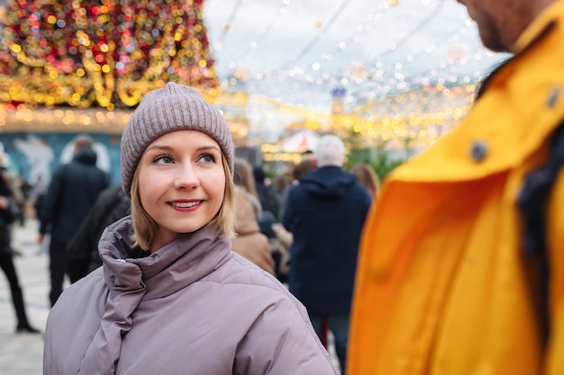 Retrato al aire libre de feliz hermosa mujer joven al aire libre en vacaciones de Navidad atmósfera de Año Nuevo