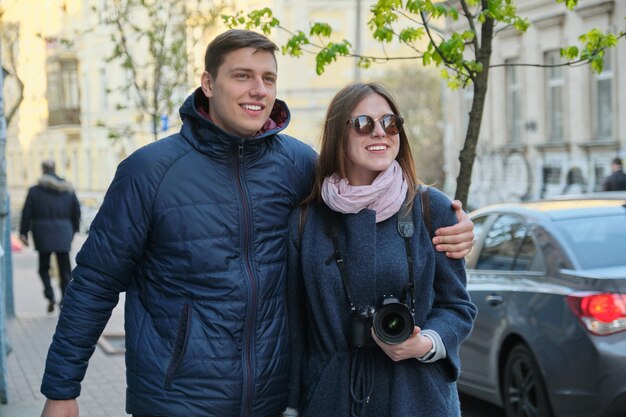 Retrato al aire libre de la feliz pareja abrazándose