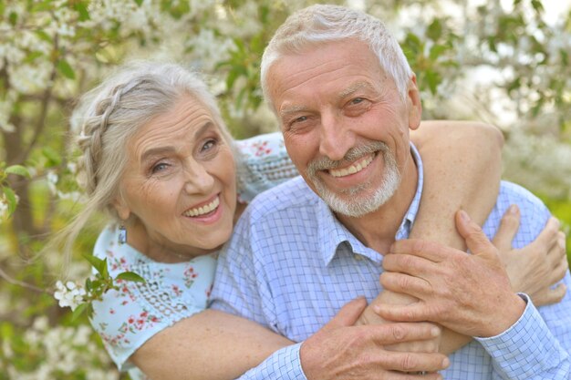 Retrato al aire libre de una feliz pareja senior