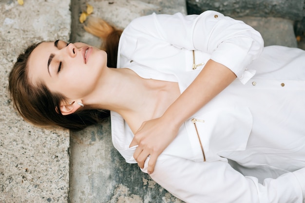 Retrato al aire libre de la hermosa joven sensual con los ojos cerrados. concepto de sueño