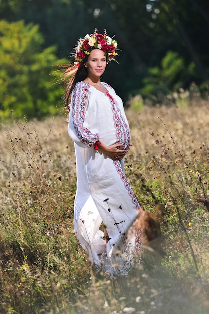 Retrato al aire libre de la hermosa mujer eslava embarazada.