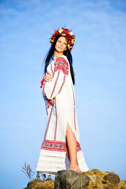 Retrato al aire libre de la hermosa mujer eslava embarazada.