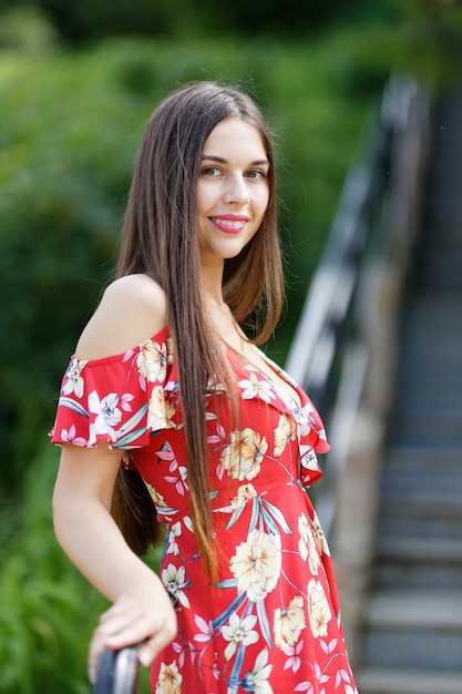 Retrato al aire libre de hermosa mujer morena