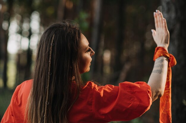 Foto retrato al aire libre de una hermosa mujer sonriente a la luz del sol sonriente mujer relajante con cabello boho