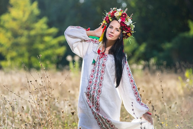 Retrato al aire libre de una hermosa mujer ucraniana embarazada