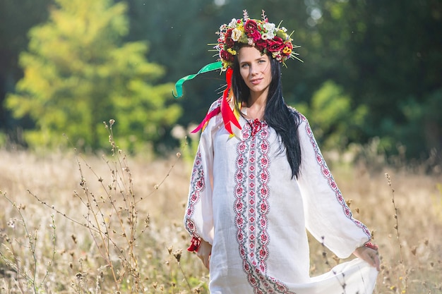 Retrato al aire libre de una hermosa mujer ucraniana embarazada