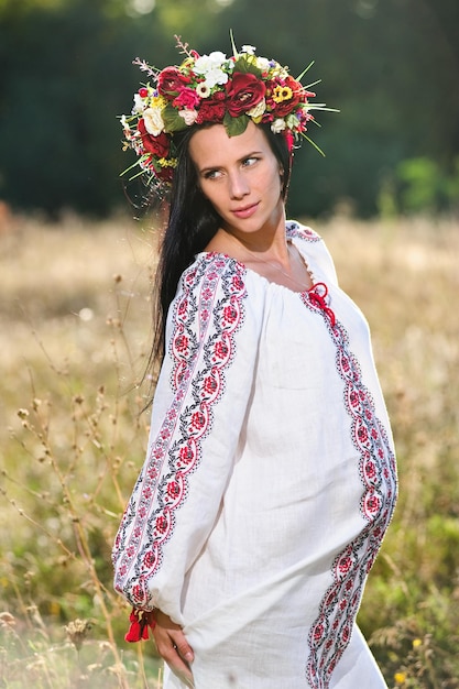 Retrato al aire libre de una hermosa mujer ucraniana embarazada