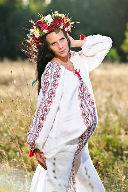 Retrato al aire libre de una hermosa mujer ucraniana embarazada