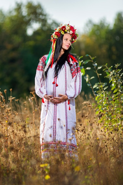 Retrato al aire libre de una hermosa mujer ucraniana embarazada