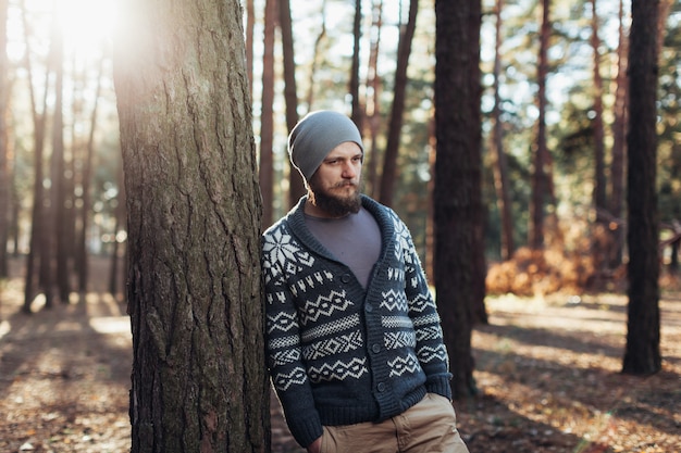 Retrato al aire libre de hombre guapo con barba