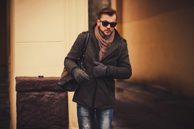 Retrato al aire libre del hombre joven