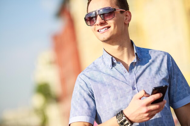 Retrato al aire libre de hombre con teléfono móvil en la calle