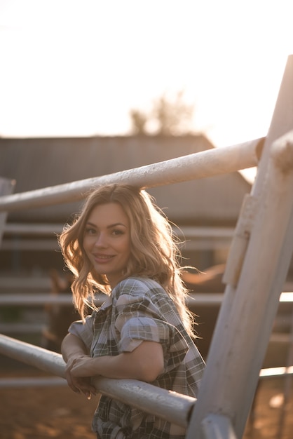 Retrato al aire libre de joven bella mujer sexual con caballo.