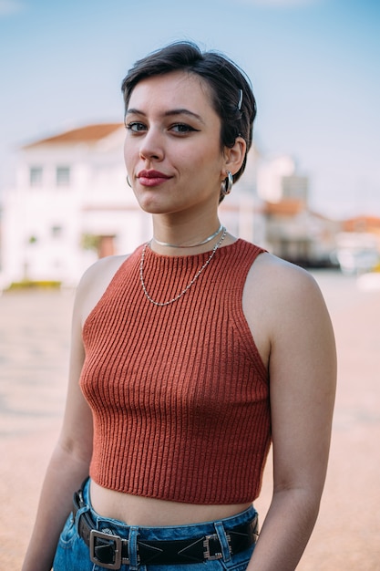 Retrato al aire libre de la joven y elegante mujer latina joven caminando en las calles de Brasil