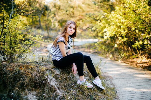 Retrato al aire libre joven increíble.