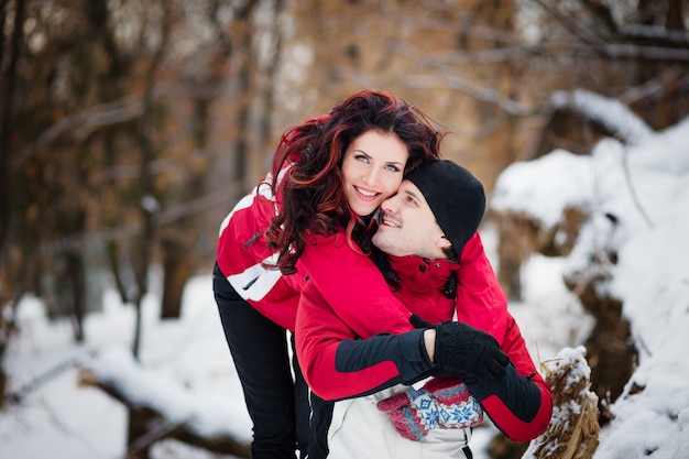 Retrato al aire libre de la joven pareja sensual en clima frío de invierno