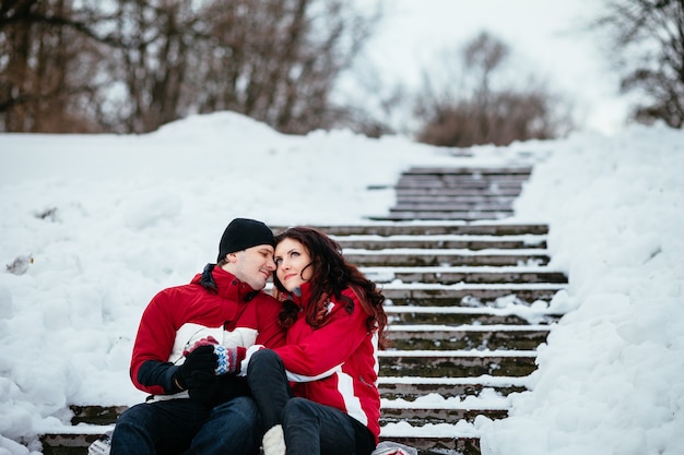 Retrato al aire libre de la joven pareja sensual en clima frío de invierno