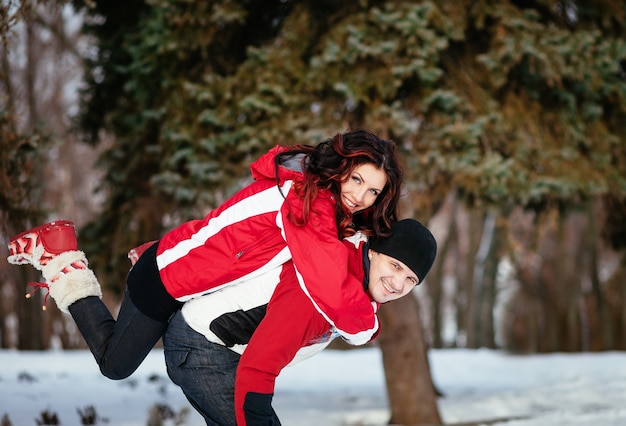 Retrato al aire libre de la joven pareja sensual en clima frío de invierno