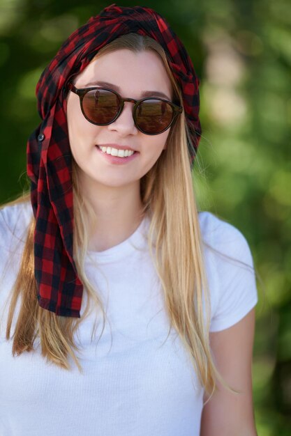 Retrato al aire libre de mujer hermosa, emocional, joven en gafas de sol. Fondo suave Copia espacio