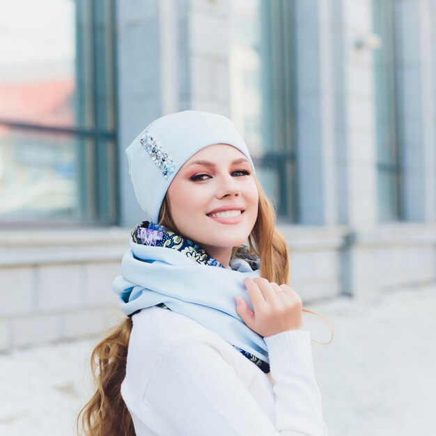 Retrato al aire libre de mujer joven con sombrero