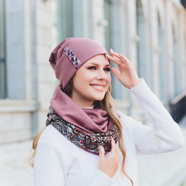 Retrato al aire libre de mujer joven con sombrero