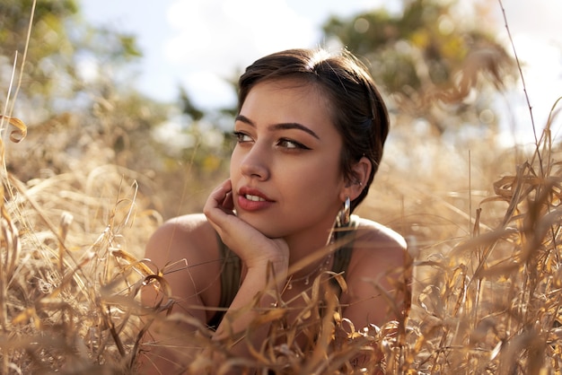 Retrato al aire libre de la mujer latina joven hermosa del pelo corto. Concepto de moda.