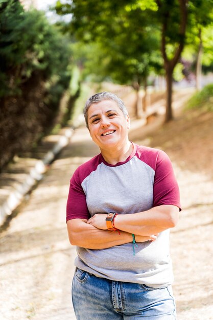 Foto retrato al aire libre de una mujer lesbiana adulta sonriendo y mirando a la cámara