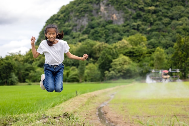 Retrato al aire libre de una niña granjero en campos de arroz