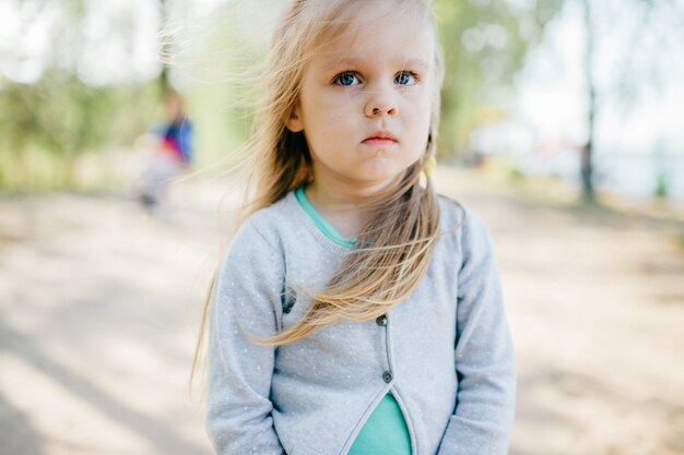 Retrato al aire libre de niña