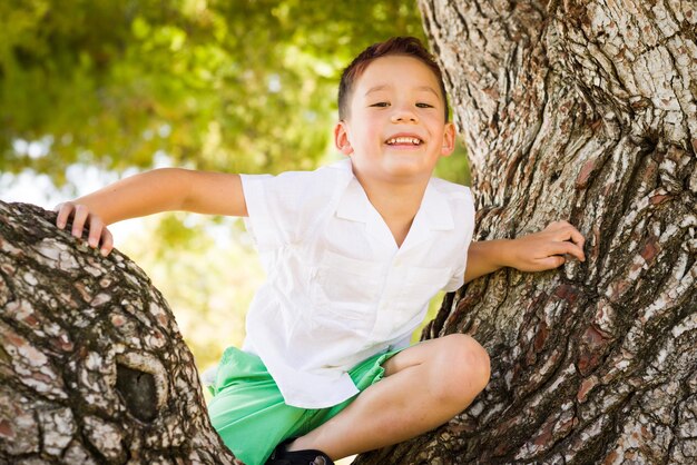 Foto retrato al aire libre de un niño biracial chino y caucásico