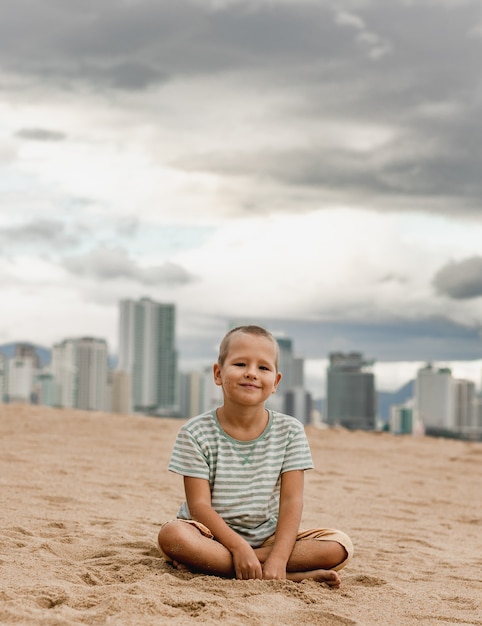 Foto retrato al aire libre de un niño lindo