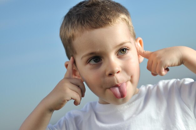 retrato al aire libre del niño del muchacho joven feliz