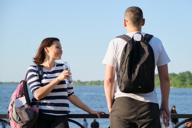 Retrato al aire libre de una pareja de mediana edad