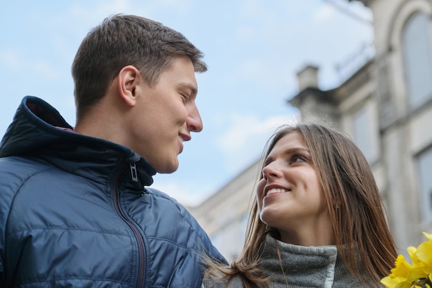 Retrato al aire libre de primavera de la joven pareja