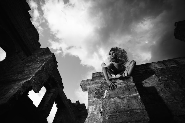 Retrato al estilo de fantasía de la mujer extraña en las ruinas