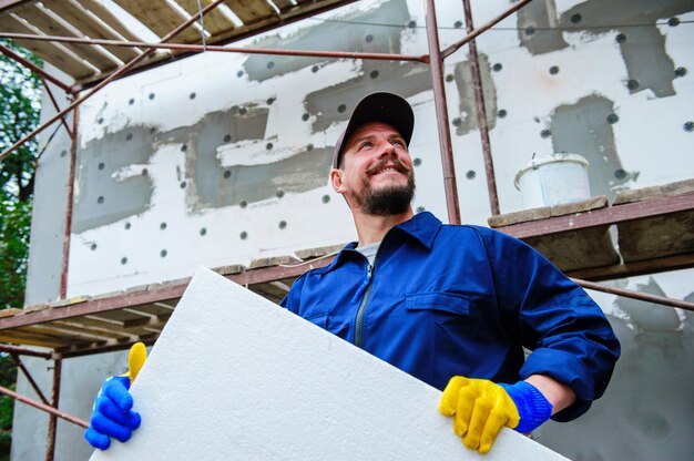 Retrato de albañil confía en el sitio de construcción.