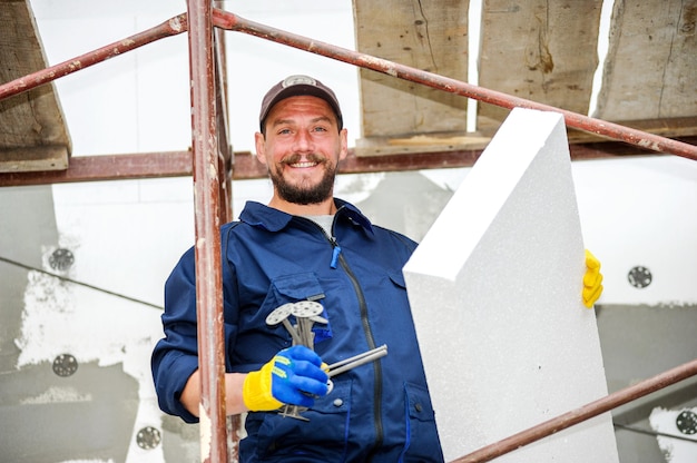 Retrato de albañil confía en el sitio de construcción.