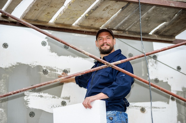 Retrato de albañil confía en el sitio de construcción.