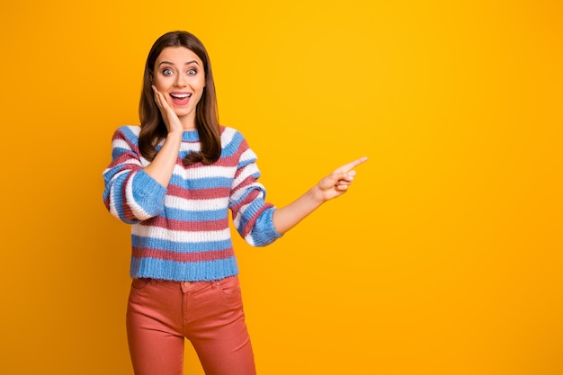 Retrato de alegre alegre asombrada niña asombrada mostrando espacio de copia