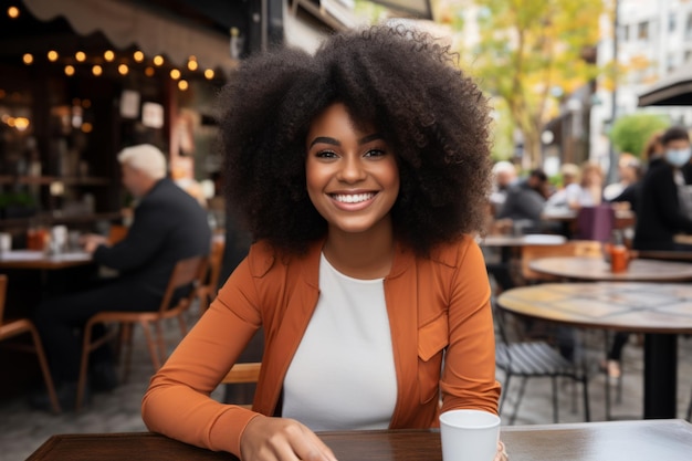 Retrato alegre alegre jovem afro-americana senhora fêmea rindo largamente sorrindo saudável