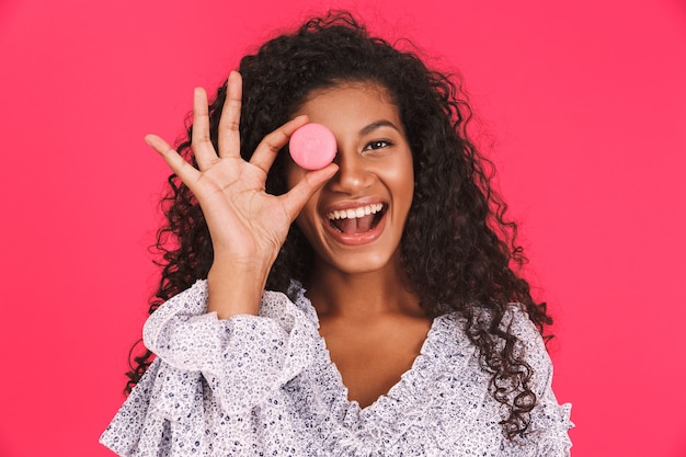 Retrato de una alegre joven africana