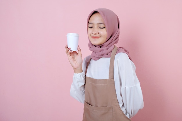 Retrato alegre joven asiática con taza blanca o vaso