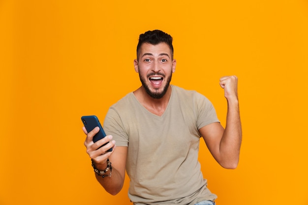 Retrato, de, un, alegre, joven, barbudo, hombre, en, camiseta