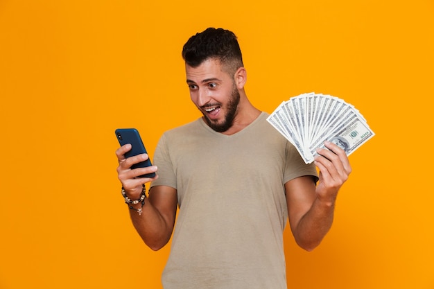 Retrato, de, un, alegre, joven, barbudo, hombre, en, camiseta