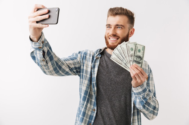 Retrato de un alegre joven barbudo de pie