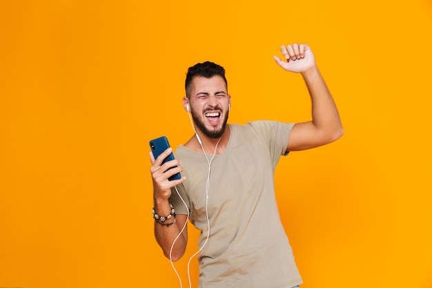 Foto retrato, de, un, alegre, joven, casual, hombre estar de pie