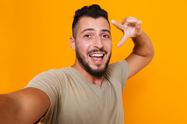 Retrato, de, un, alegre, joven, casual, hombre