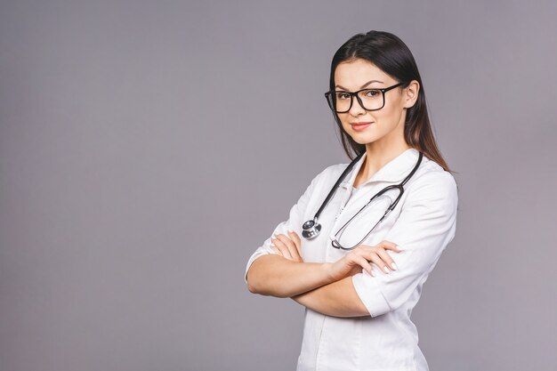 Retrato de alegre joven doctora con estetoscopio sobre el cuello