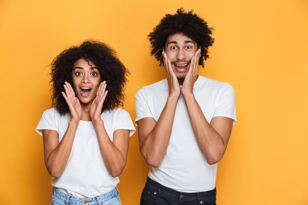 Retrato de una alegre joven pareja afroamericana gritando